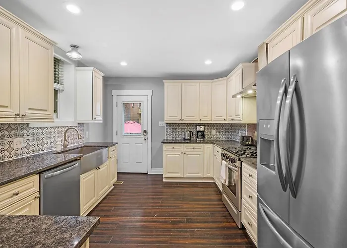 Holiday home Stylish 4 Bedroom Loft Home, North Shore, Skyline View Close To Nhl, Nfl *