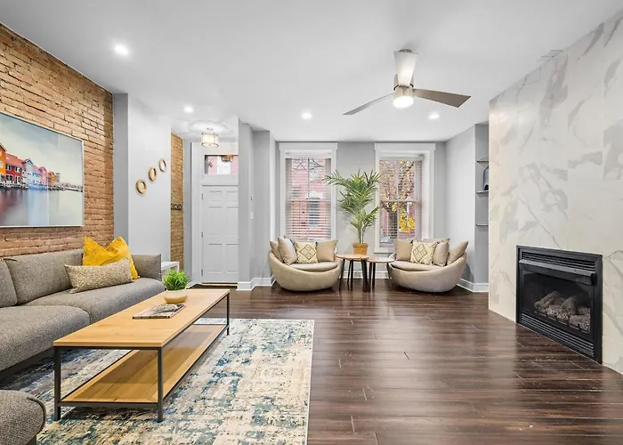 Holiday home Stylish 4 Bedroom Loft Home, North Shore, Skyline View Close To Nhl, Nfl *
