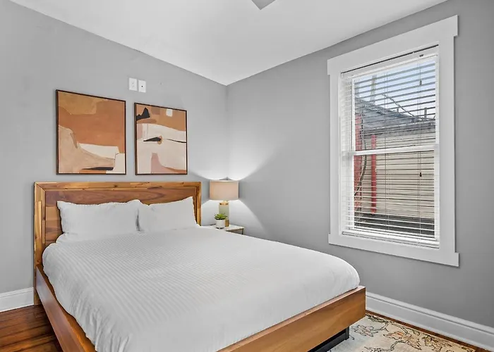 Holiday home Stylish 4 Bedroom Loft Home, North Shore, Skyline View Close To Nhl, Nfl *