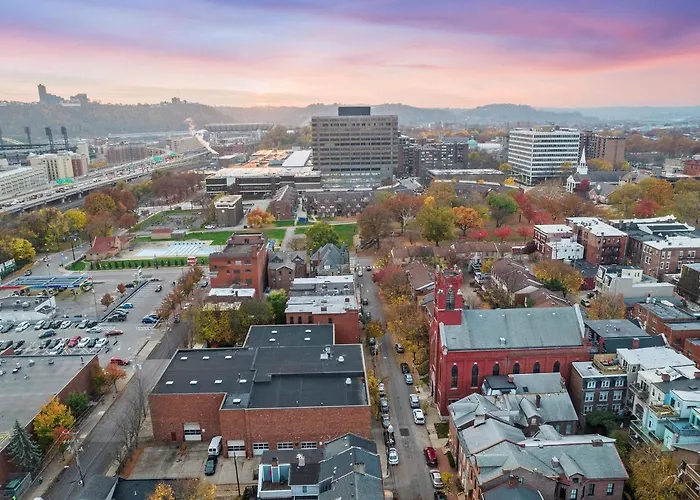 Stylish 4 Bedroom Loft Home, North Shore, Skyline View Close To Nhl, Nfl Holiday home Pittsburgh