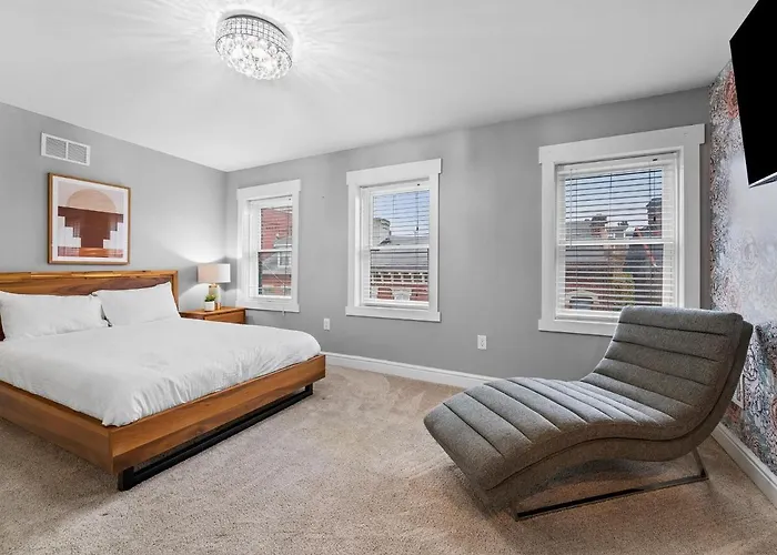 Holiday home Stylish 4 Bedroom Loft Home, North Shore, Skyline View Close To Nhl, Nfl *