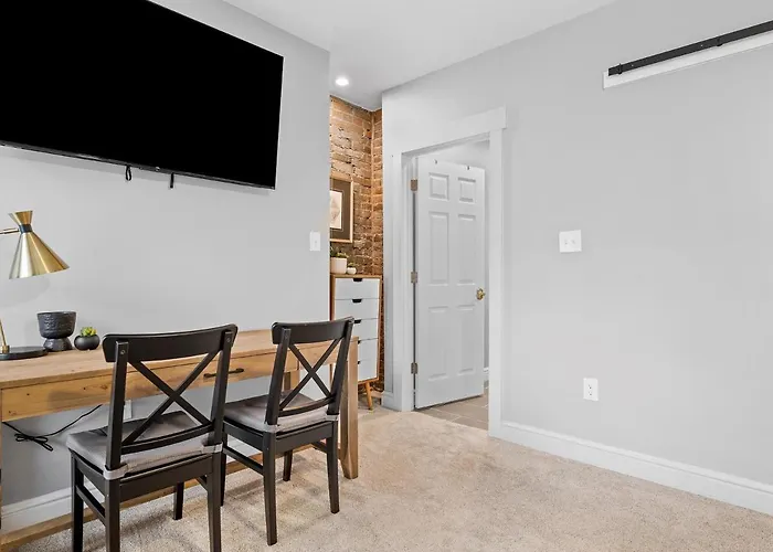 Stylish 4 Bedroom Loft Home, North Shore, Skyline View Close To Nhl, Nfl Holiday home *