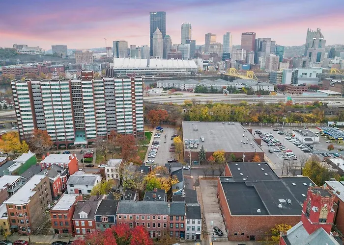 Stylish 4 Bedroom Loft Home, North Shore, Skyline View Close To Nhl, Nfl Holiday home *