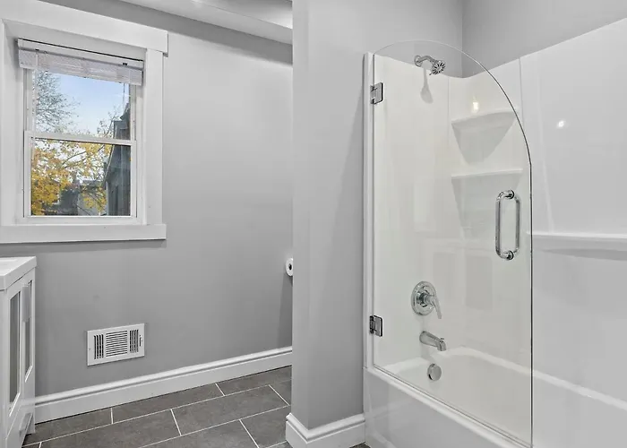 Stylish 4 Bedroom Loft Home, North Shore, Skyline View Close To Nhl, Nfl *